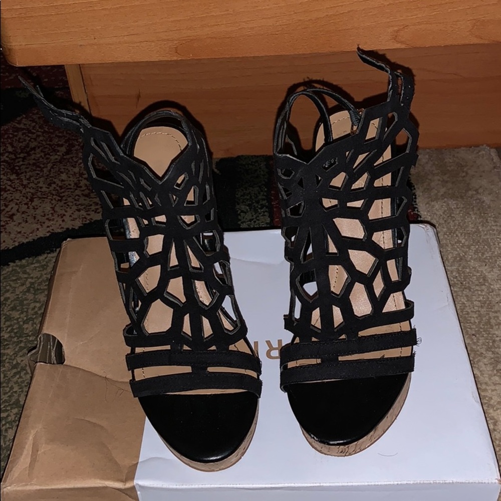 CHARLES DAVID BEAUTIFUL BLACK WEDGES